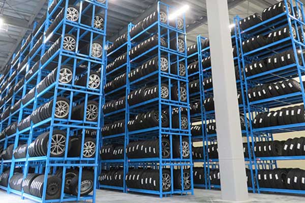 タイヤ保管倉庫内